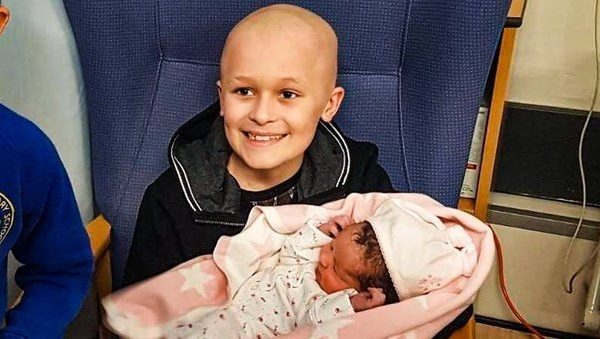 9-yr-old-with-stage-4-cancer-meets-newborn-sister-days-later-parents-look-over-and-gasp