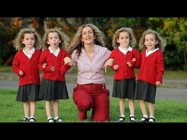 mother-poses-with-quadruplets-–-when-the-photographer-zooms-in,-she-gets-the-scare-of-her-life