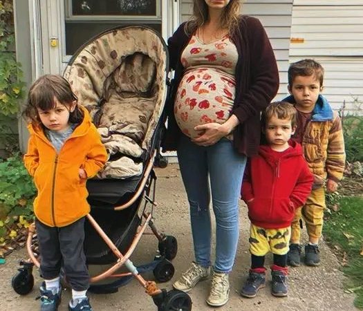 mom-sells-old-stroller-to-feed-4-kids,-finds-it-on-her-doorstep-the-next-day-with-note-inside-–-story-of-the-day.