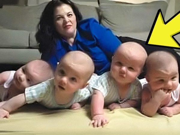 mother-poses-with-quadruplets,-photographer-stops-cold-after-noticing-one-detail