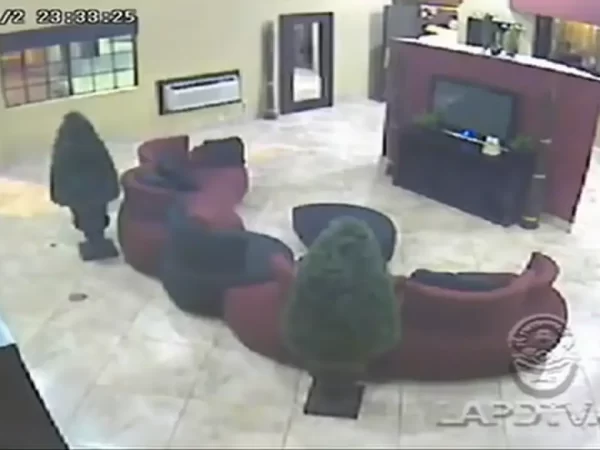 robbery-gets-interrupted-by-a-martial-arts-expert-–-robber-gets-what-he-deserved