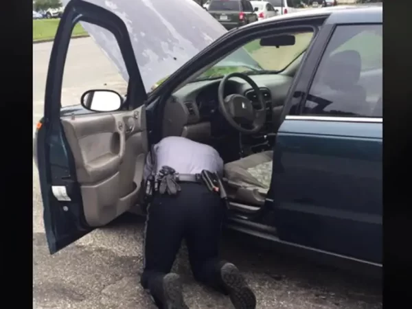 cop-tells-woman-to-‘pop-the-trunk’-but-doesn’t-see-she’s-filming-him